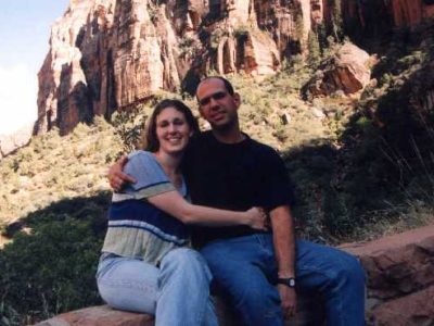 פארק ציון 1998 - זוג יושב לצילום שברקע צלע הר