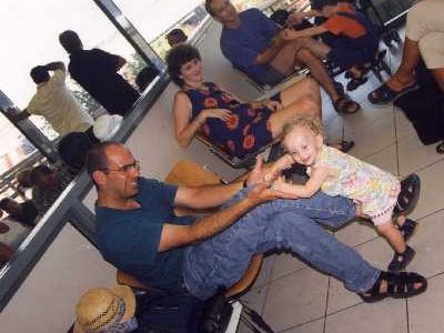 בחזרה מרודוס - מחכים בשדה התעופה - תמונה מ 1999